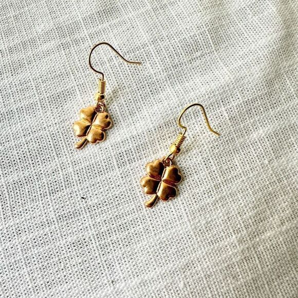 Golden four lead clover dangle earrings - Picture 2 of 2